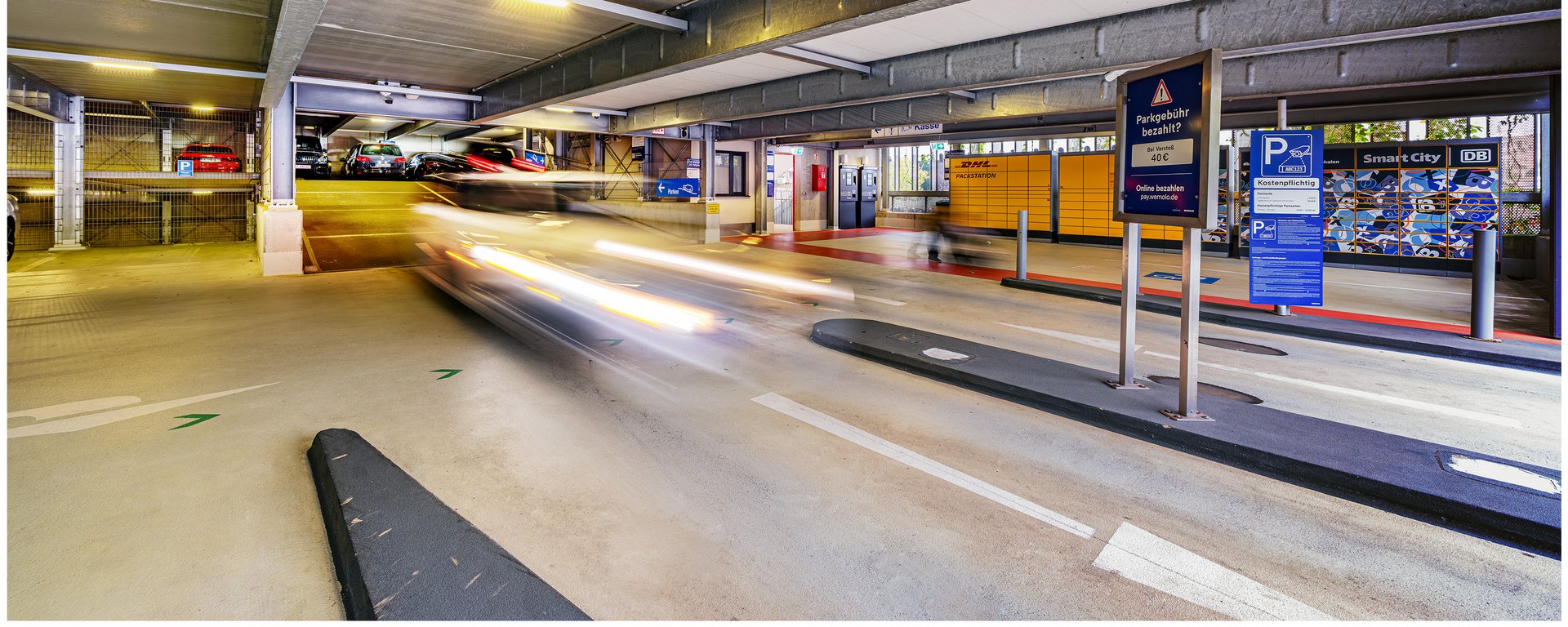 Eine Fahrgasse im Parkhaus mit Bodenmarkierungen.