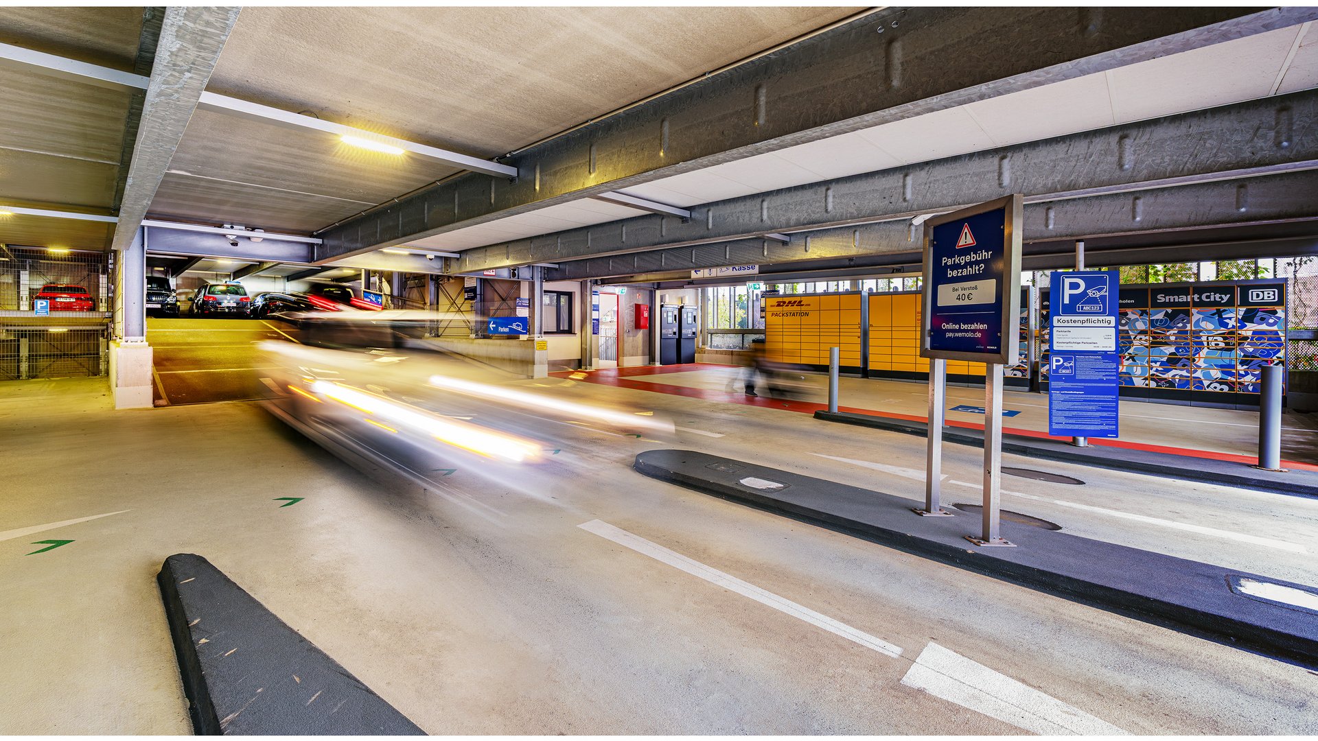 Eine Fahrgasse im Parkhaus mit Bodenmarkierungen.