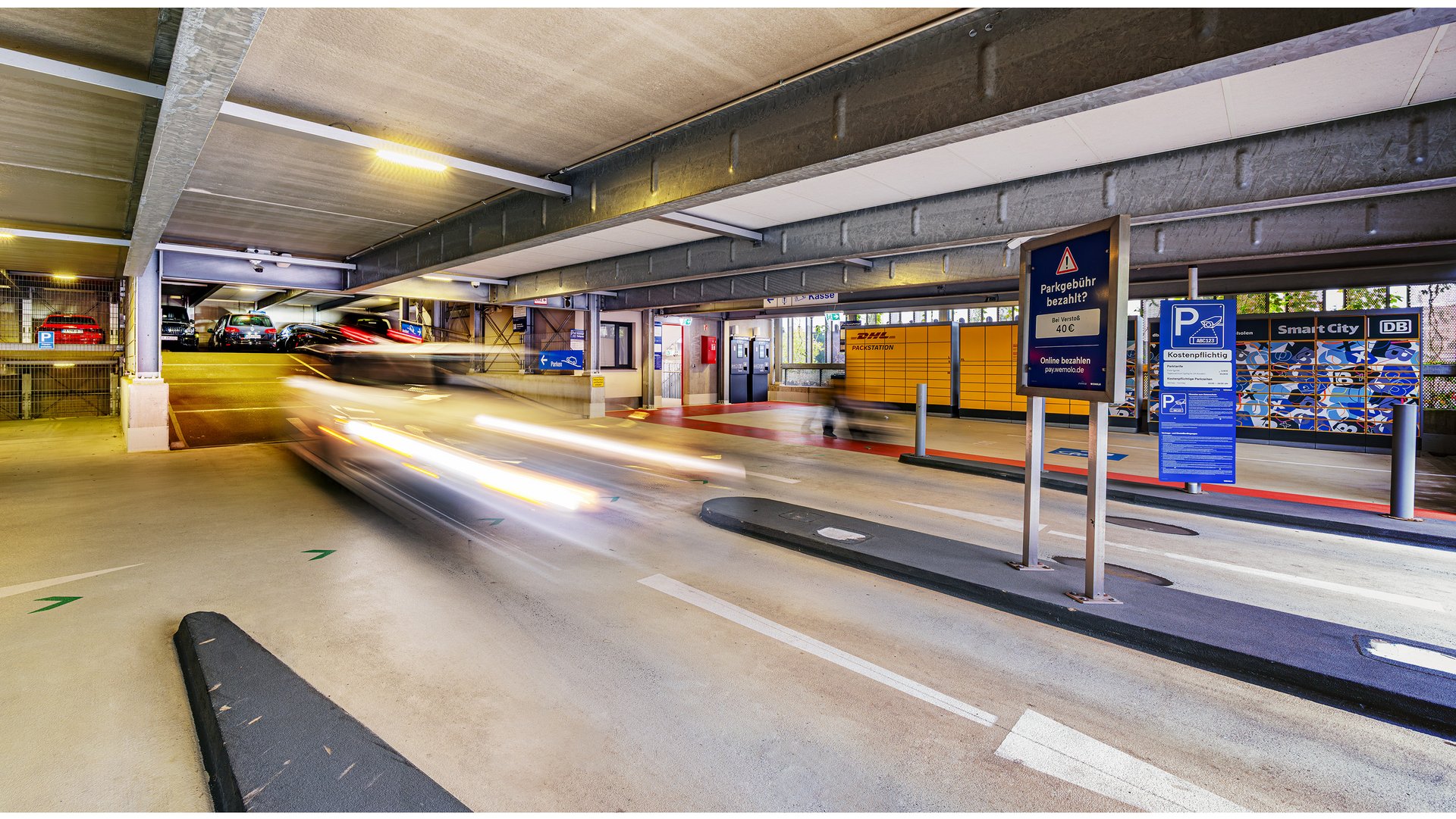 Eine Fahrgasse im Parkhaus mit Bodenmarkierungen.