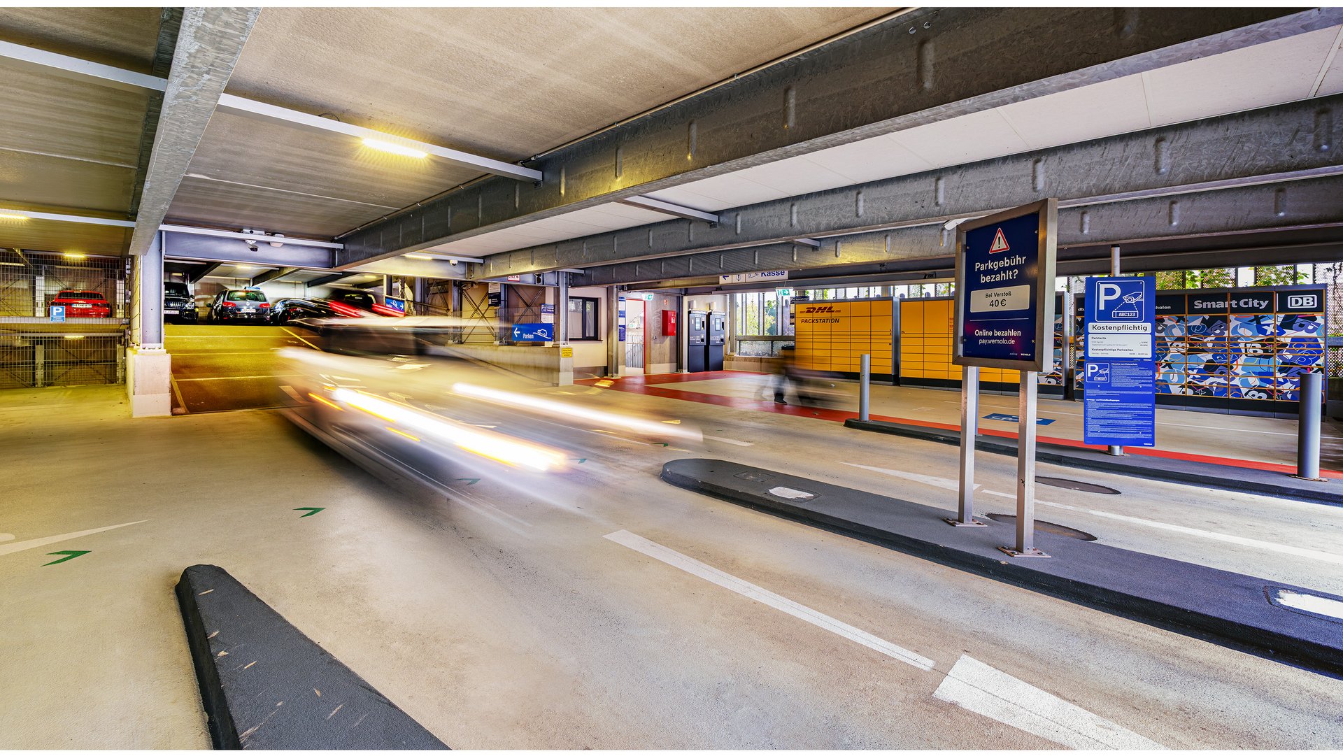 Eine Fahrgasse im Parkhaus mit Bodenmarkierungen.