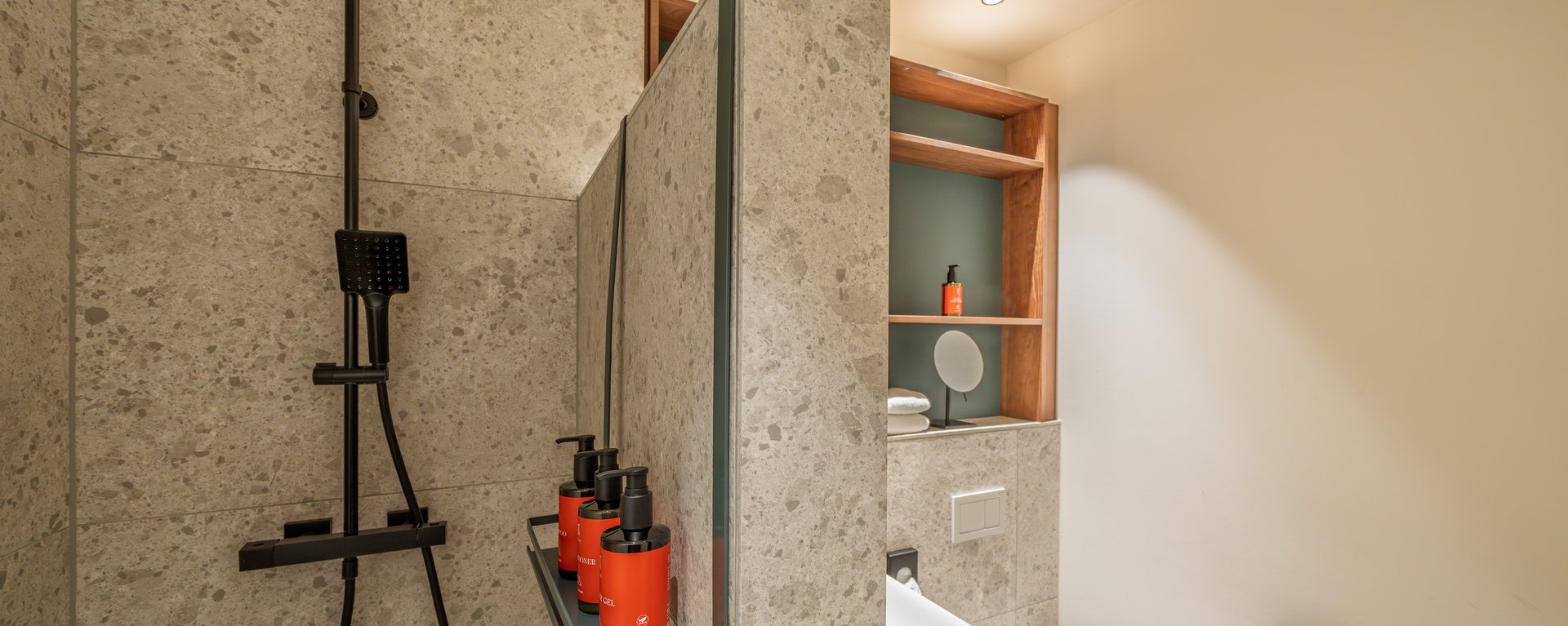 Detailansicht der modernen Regendusche im Badezimmer des The Zipper Apartment Home.