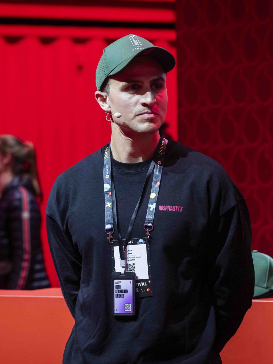 Otto Konstantin Lindner mit Kappe und Event-Akkreditierung auf einer „Live Stage“ Bühne