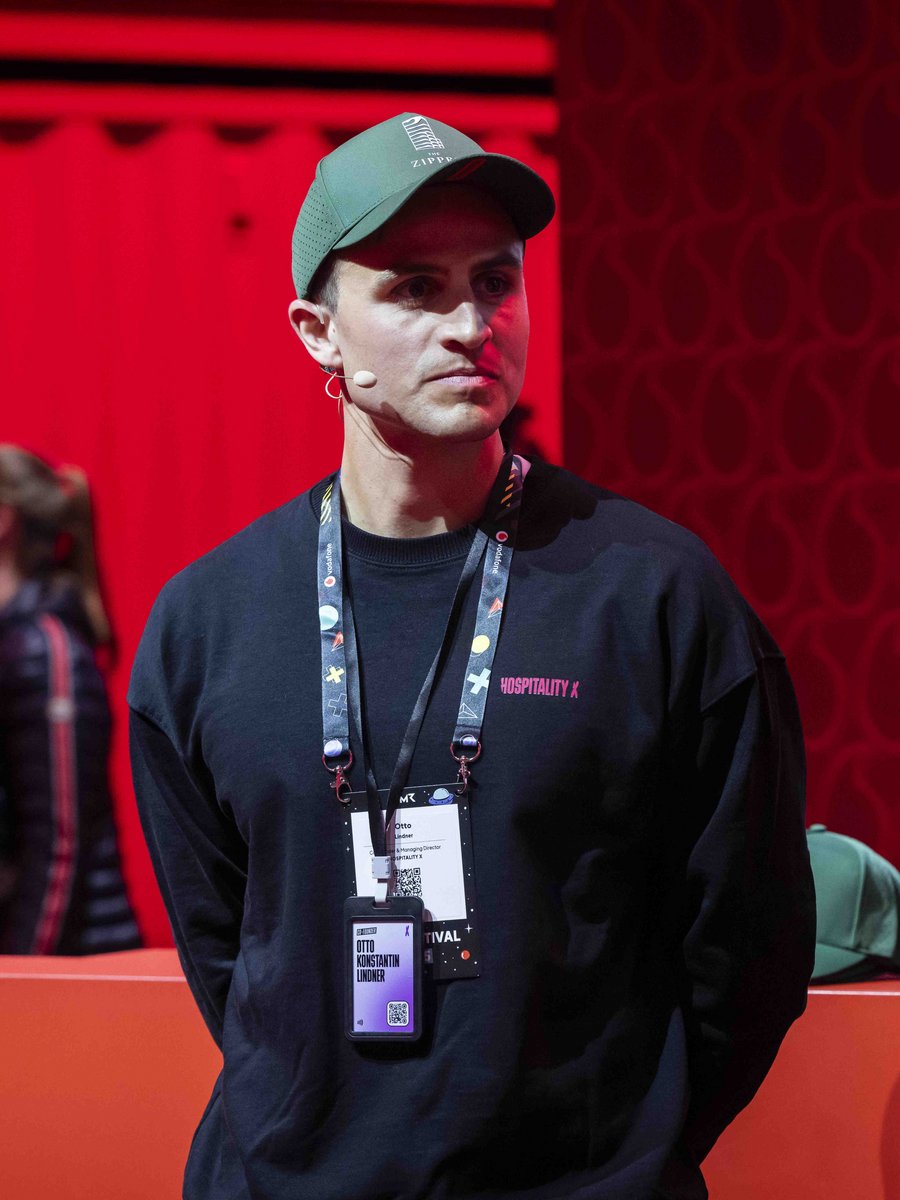 Otto Konstantin Lindner mit Kappe und Event-Akkreditierung auf einer „Live Stage“ Bühne