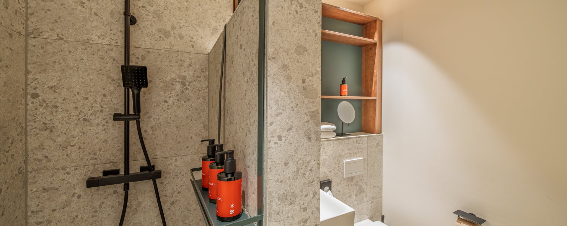 Detail der modernen Regendusche im Badezimmer der Apartment Suite des The Zipper Hotels.