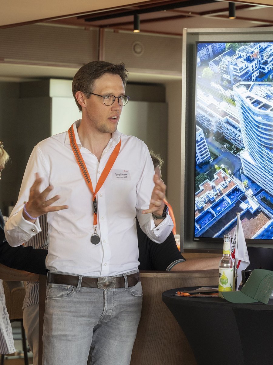 Ein Mann präsentiert ein Bauprojekt auf einem großen Bildschirm