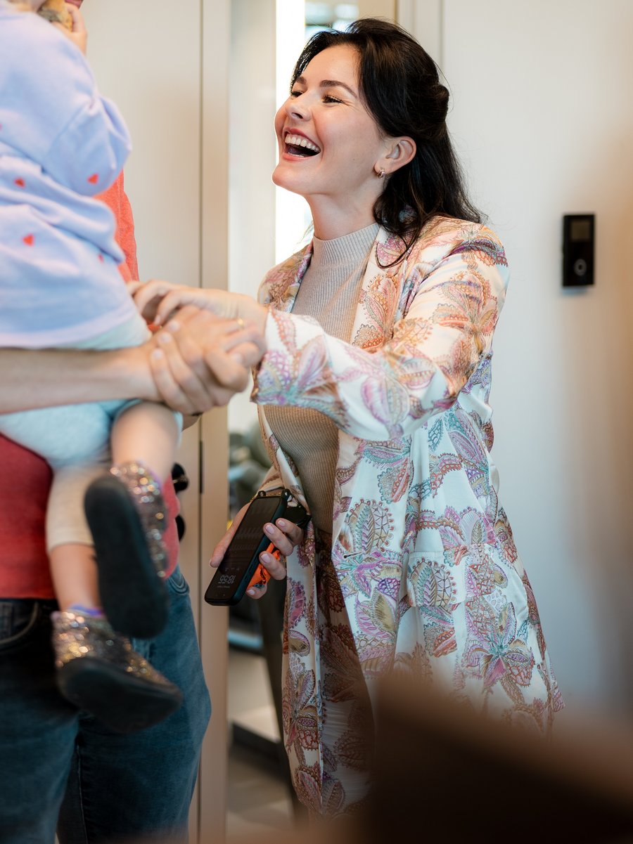 Franziska Pfaff lacht herzlich in einem hellen Büro