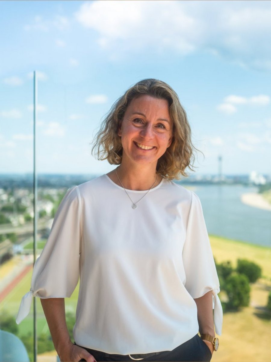 Alexandra Weber, Ansprechpartnerin für The Zipper Düsseldorf, mit Blick auf den Rhein im Hintergrund