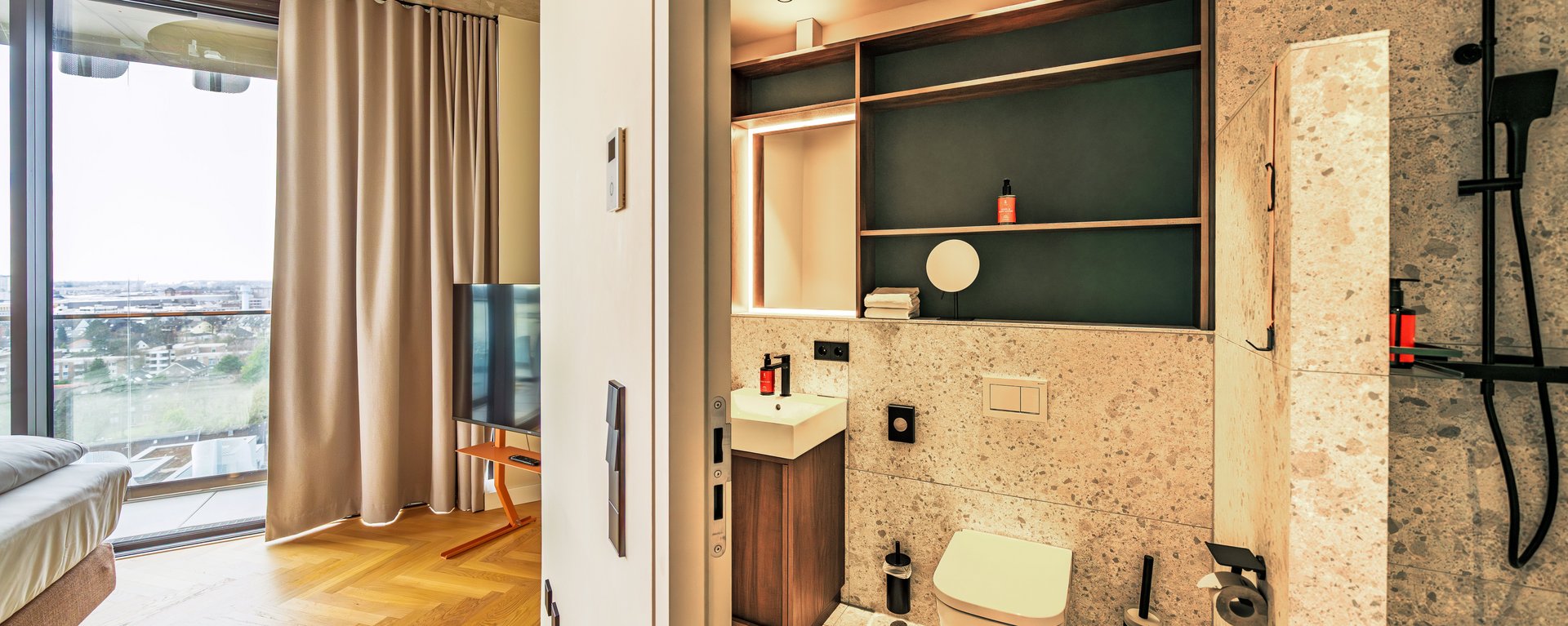 Blick vom Schlafbereich in das angrenzende Badezimmer der Suite Loggia im The Zipper Hotel.