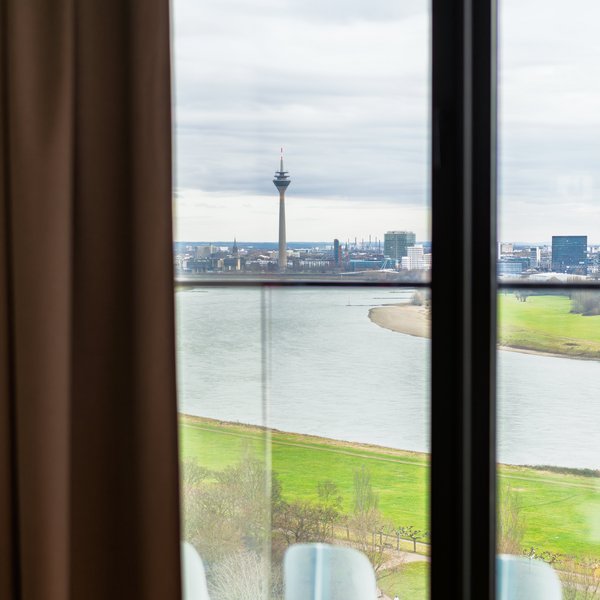 Beeindruckender Ausblick aus dem Fenster des Apartment Skyline auf den Rhein und die Düsseldorfer Skyline.