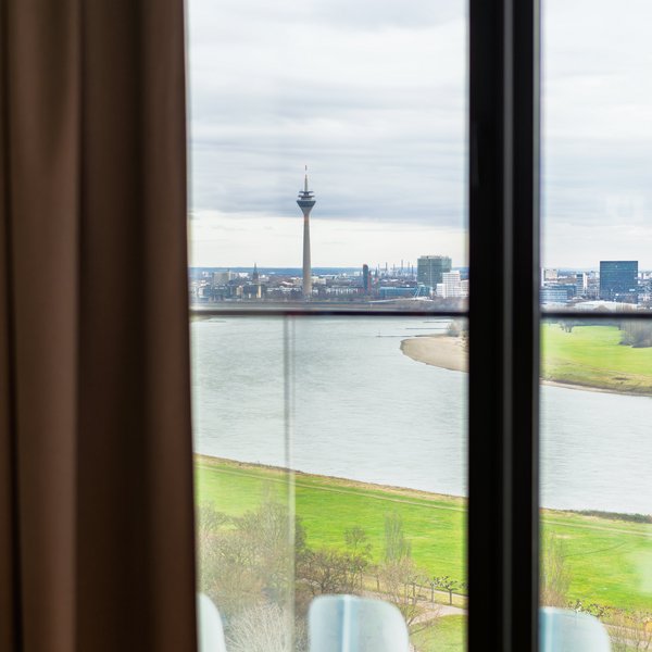 Beeindruckender Ausblick aus dem Fenster des Apartment Skyline auf den Rhein und die Düsseldorfer Skyline.