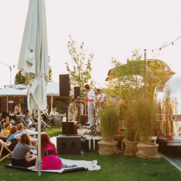 Sommerliches Outdoor-Event mit Foodtruck, Gästen und gemütlicher Atmosphäre in Düsseldorf.