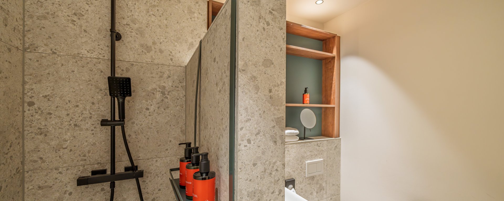 Blick in die moderne Regendusche des Apartment Home Skyline im The Zipper Hotel.