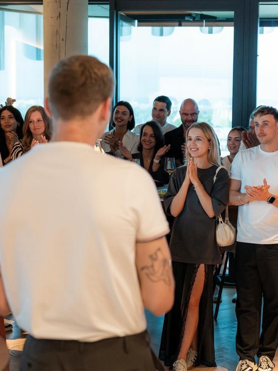 Applaus bei der Hunderunde-Präsentation im The Zipper Hotel & Apartments Düsseldorf – Hospitality X Event. Publikum applaudiert bei der Hunderunde-Präsentation im Rahmen des Hospitality X Events im The Zipper Hotel & Apartments Düsseldorf.