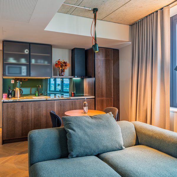 Blick über das Sofa in die offene Design-Küche der Apartment Suite im The Zipper Hotel.