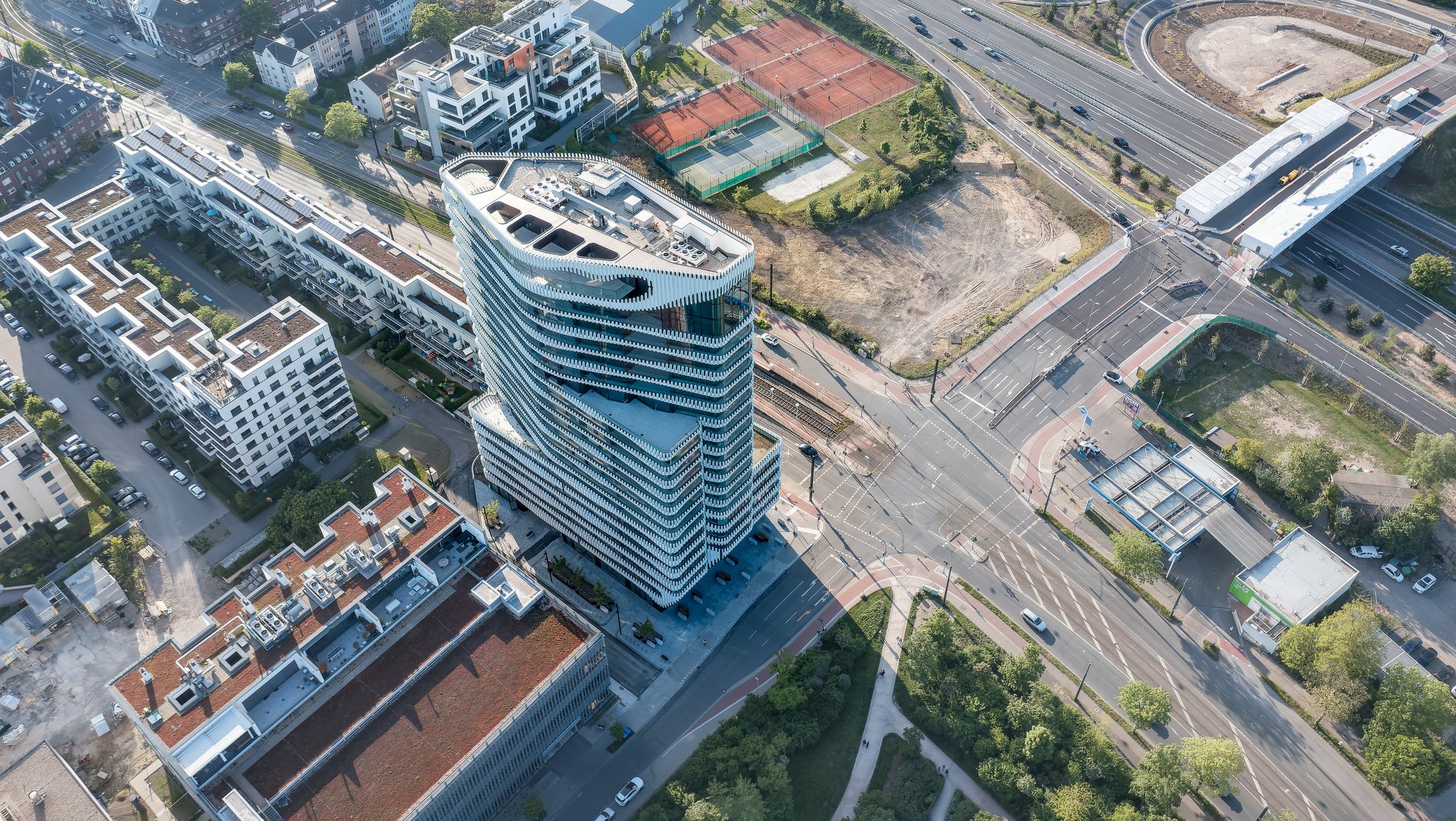 Luftaufnahme von The Zipper und umgebenem Straßenkreuz