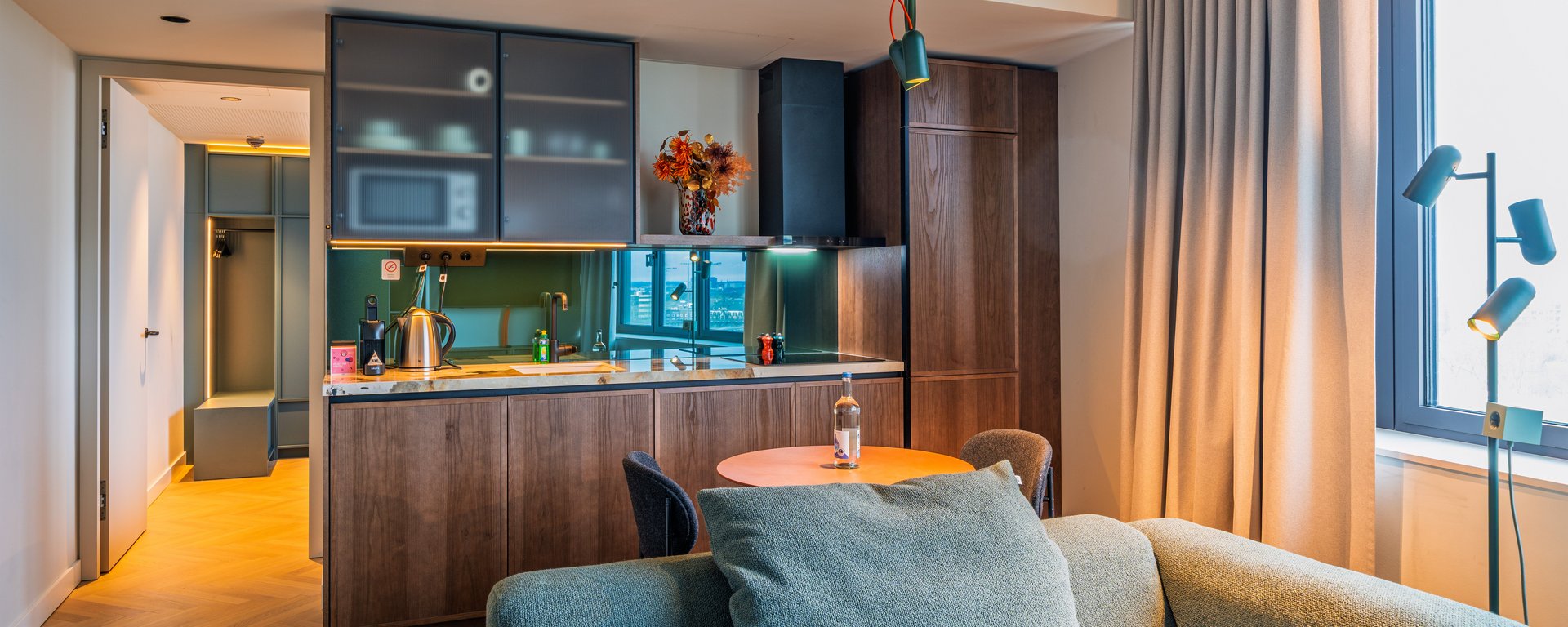 Blick über das Sofa in die offene Design-Küche der Apartment Suite im The Zipper Hotel.