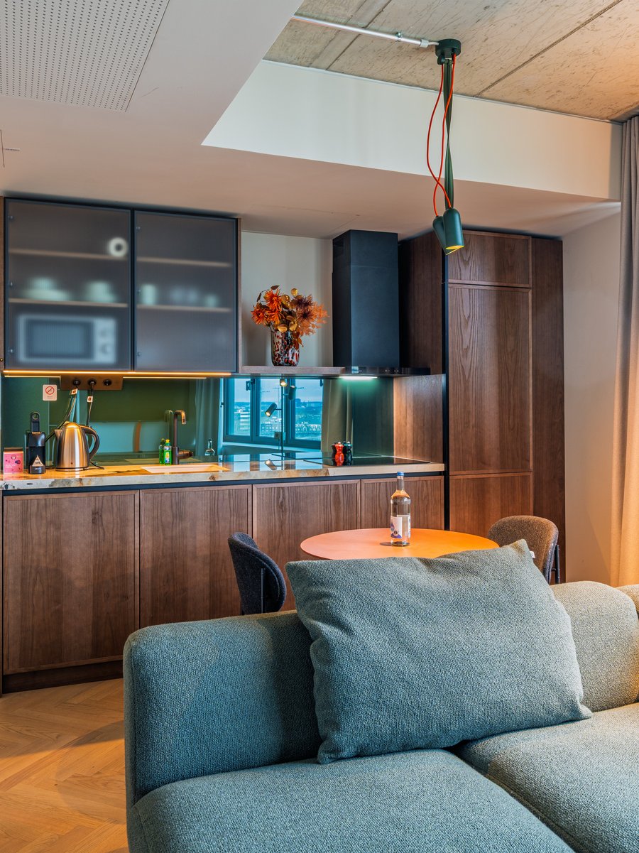 Blick über das Sofa in die offene Design-Küche der Apartment Suite im The Zipper Hotel.