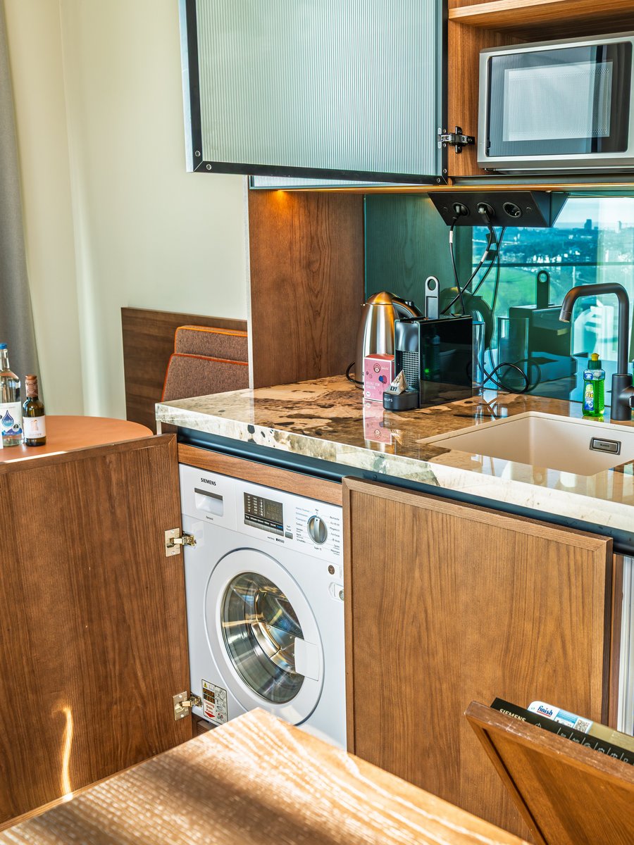 Nahaufnahme der Küchenausstattung inklusive Mikrowelle und Kaffeemaschine im Skyline Apartment.