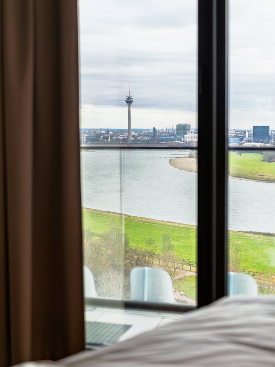Beeindruckender Ausblick aus dem Fenster des Apartment Skyline auf den Rhein und die Düsseldorfer Skyline.
