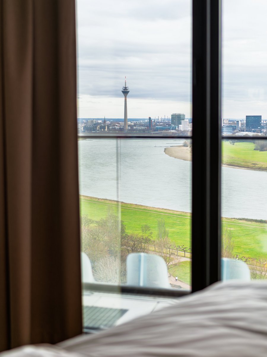 Beeindruckender Ausblick aus dem Fenster des Apartment Skyline auf den Rhein und die Düsseldorfer Skyline.