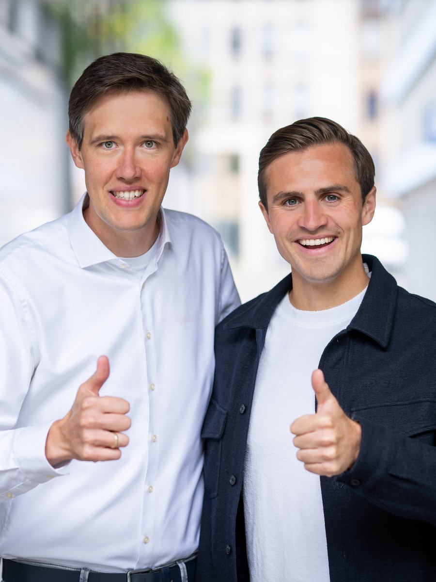 Otto Konstantin Lindner und und Tobias Sebastian lächeln gemeinsam in die Kamera