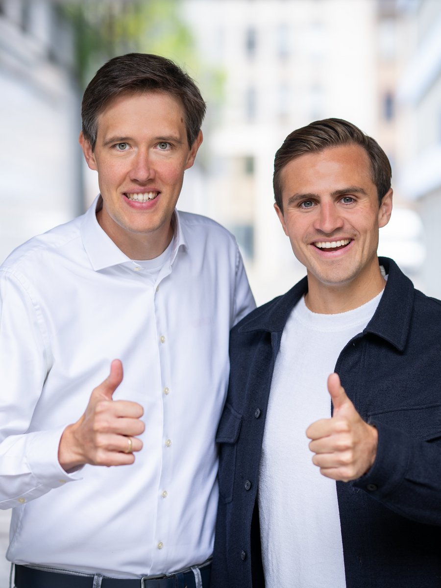 Otto Konstantin Lindner und und Tobias Sebastian lächeln gemeinsam in die Kamera