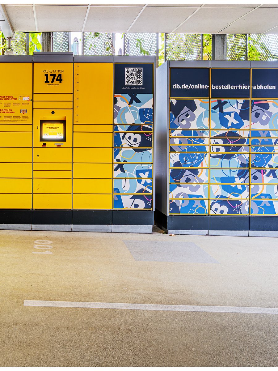 Eine lange, leuchtend gelbe DHL-Packstation.