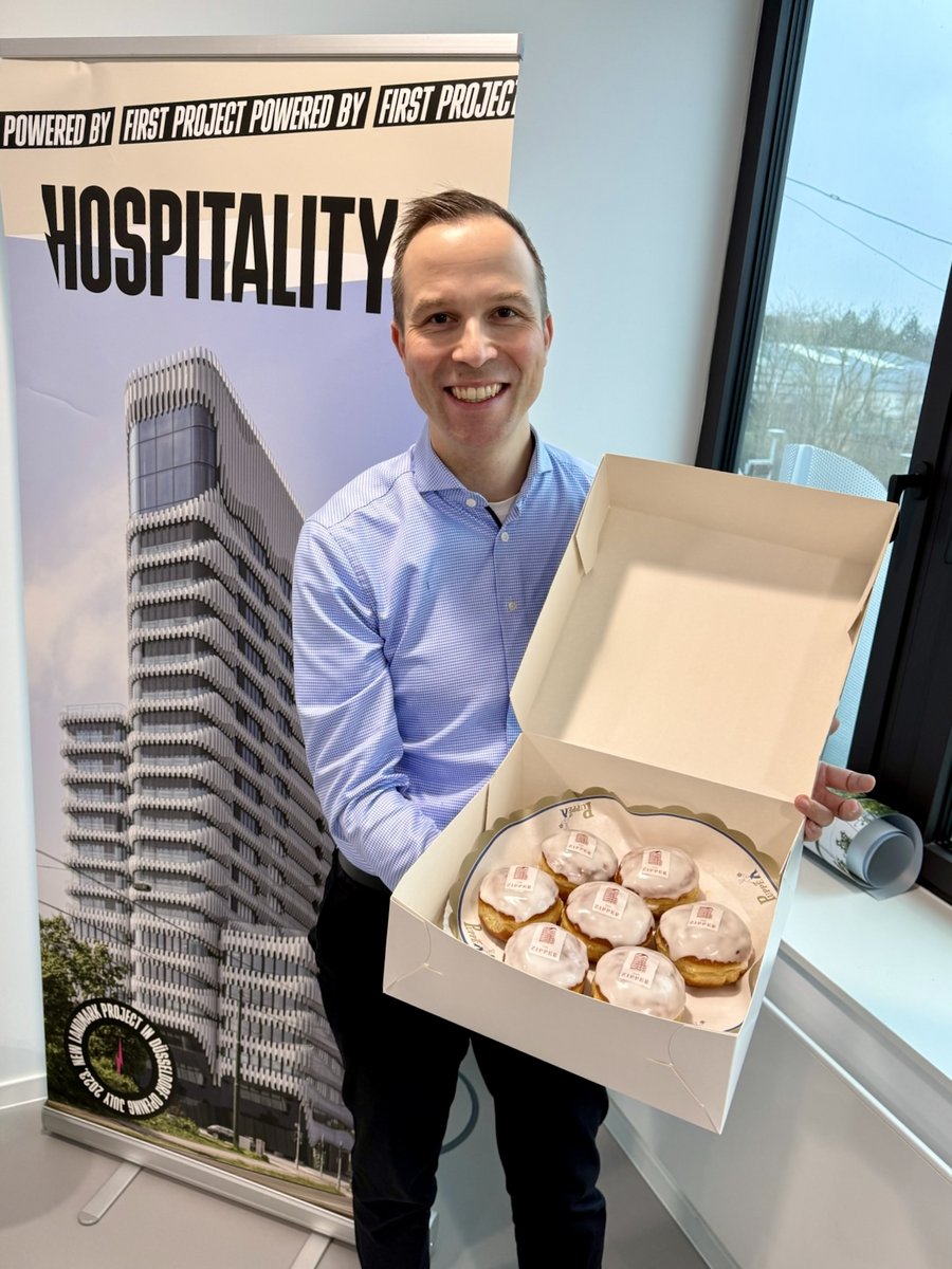 Tim Stierenberg lächelt in einem Büro