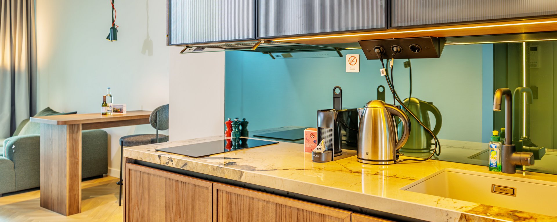 Moderne Küchenzeile in der Suite Loggia mit hochwertigen Oberflächen und technischer Ausstattung.