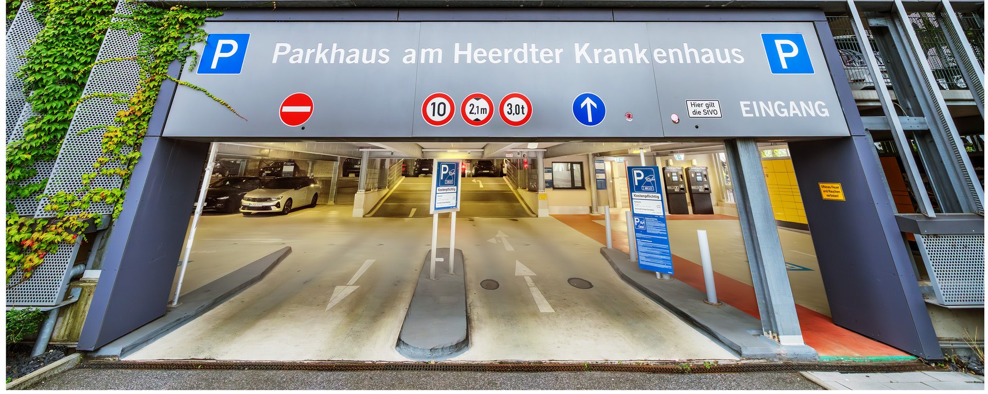 Außenansicht der Parkhauseinfahrt mit der Aufschrift „Parkhaus"